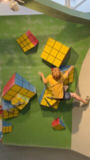 boulder beta mit tammo🎲

🔩 @anto.nhirt @mathisizsak & felix 
🤸‍♂️ @tammchr 

boulder hängt im kinderbereich, tammo sagt ist schwer