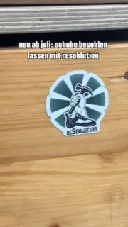 Ab jetzt können ramponierte Kletterschuhe an der Theke abgegeben werden. Yay! 

1. Du möchtest Schuhe reparieren lassen
2. Du bekommst einen kleinen Zettel 
3. Du füllst den Zettel aus, einen Teil des Zettels bekommst du, den anderen behalten wir

Jetzt wird der Schuh repariert und kommt irgendwann in die „Repariert“ Kiste.

4. Du kommst den Schuh abholen
5. Du gibst uns deinen Teil des Zettels und bekommst den Schuh 
6. Fertig! 

Achtung: die Bezahlung läuft nicht über das Zenit! 
Möglich ist Barzahlung, Paypal oder Überweisung und die finanzielle Abwicklung läuft über Resohlution. 

👣🧗‍♂️🤸‍♀️🩰🩷