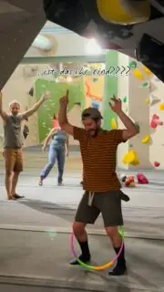 1:1 betreuung heißt begleitendes bouldern. bitte lasst euer kind nicht allein!*
⚠️begegnungen mit wütenden tammos geschehen auf eigene gefahr⚠️
*unter 14 jahren und ohne boulder-führerschein. mehr infos gibts auf der website!