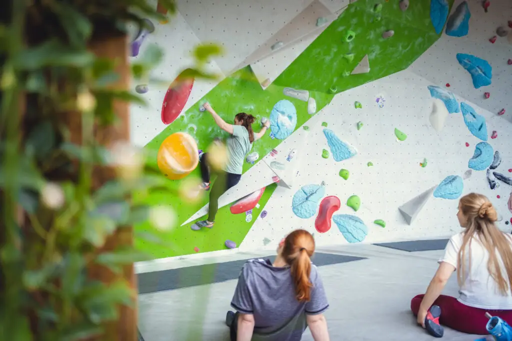 Drei Sportlerinnen im Außenbereich der Zenit Boulderhalle im Sommer